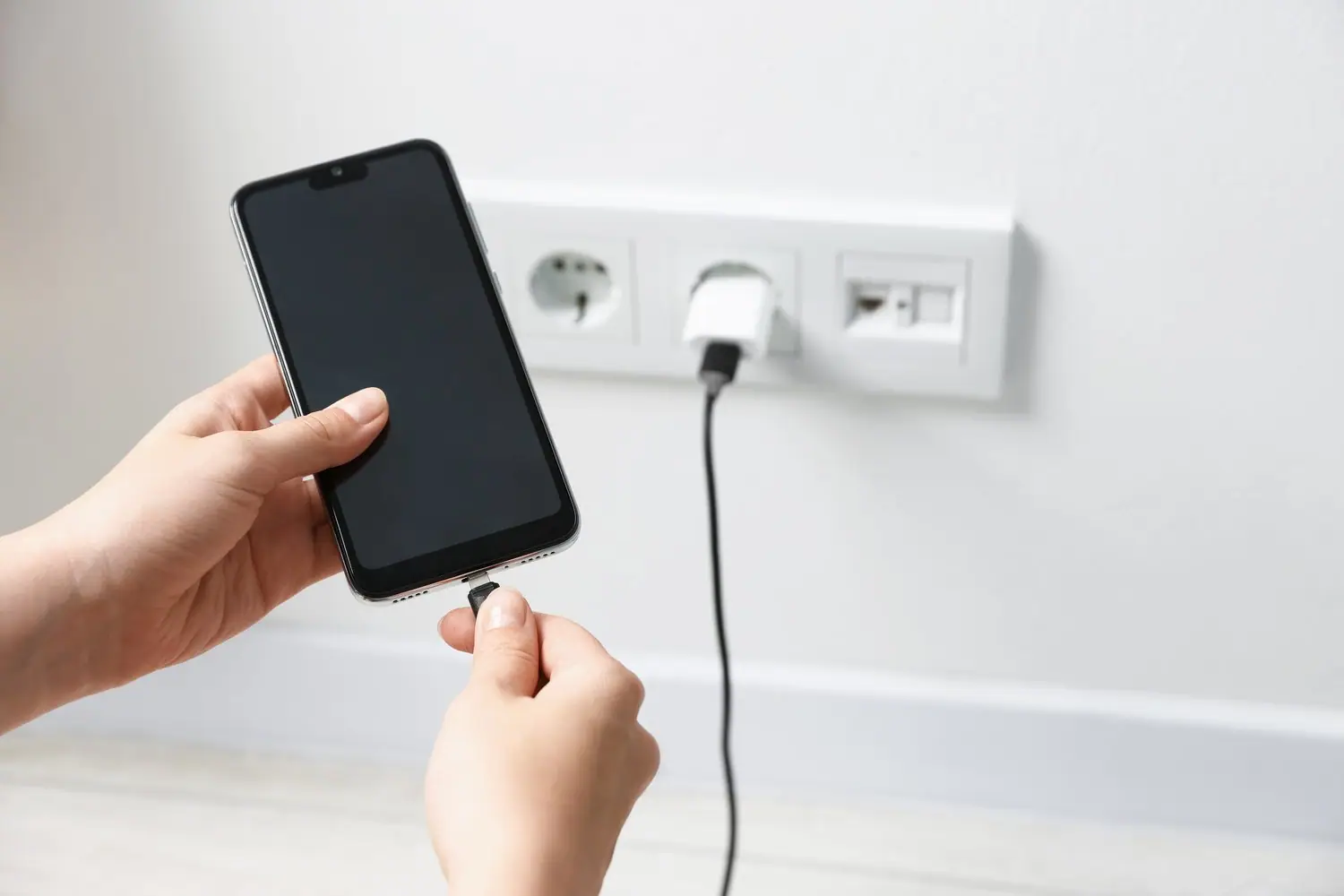 Proste triki na szybsze ładowanie telefonu